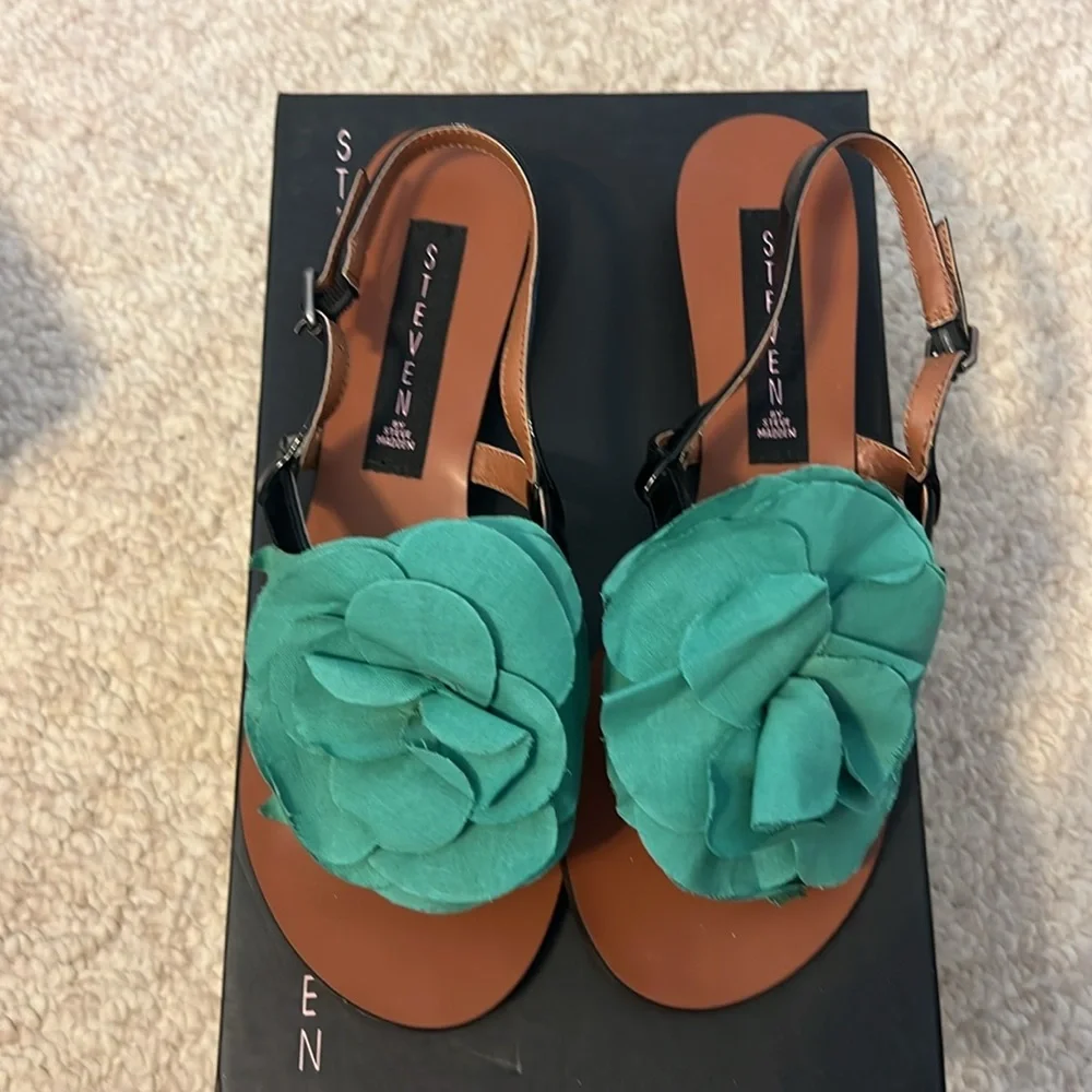 New in box Steve Madden green cecce flower sandals 7.5 - Picture 2 of 5